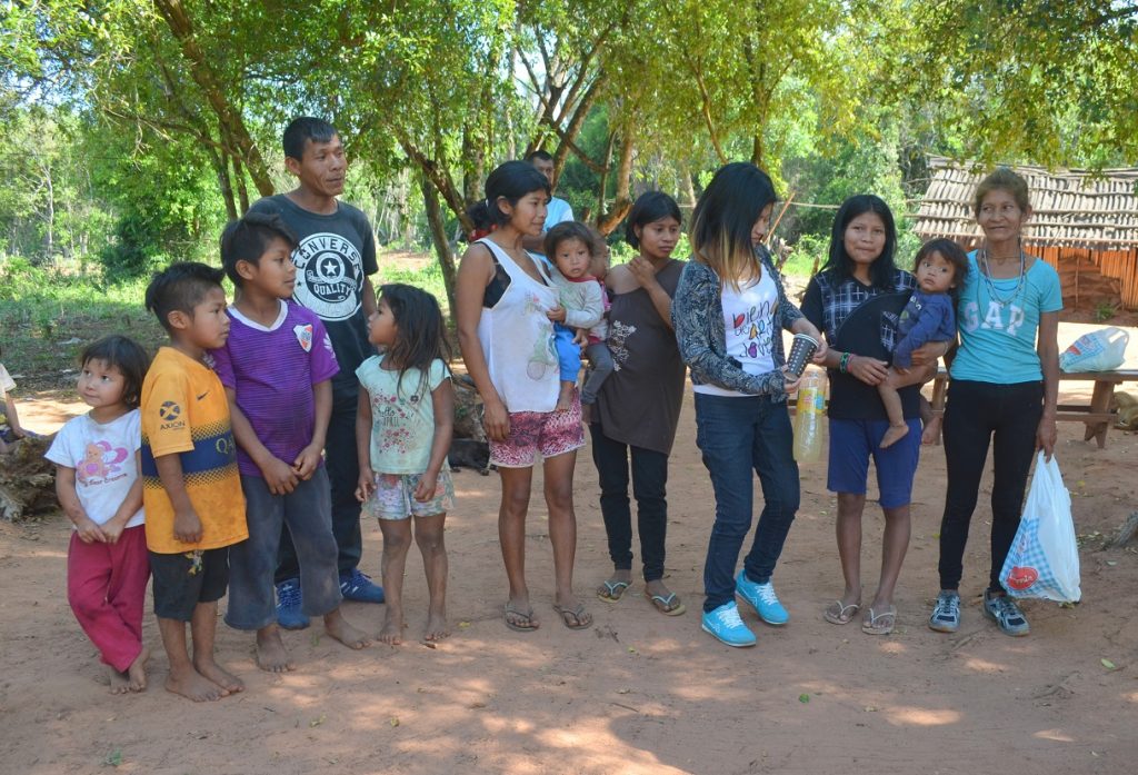 Miriam con su familia en la comunidad Tekoá Kokuereí