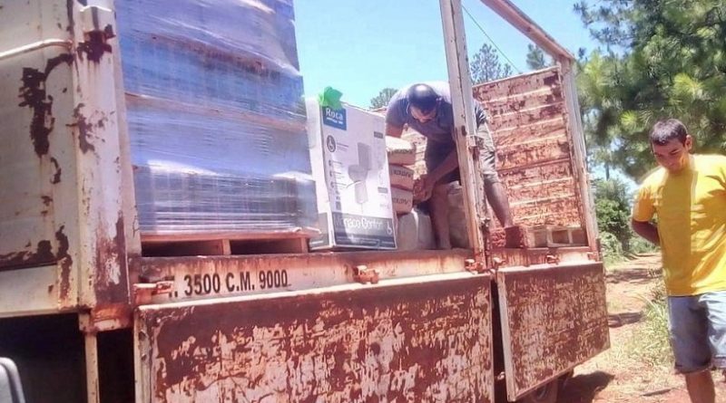 Militantes del PAyS con los materiales para construir el baño de la Abuela María