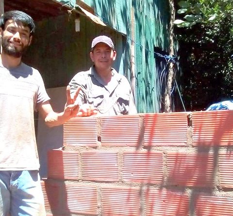 Militantes y vecinos en la construcción colectiva del baño de abuelos de Santo Pipó