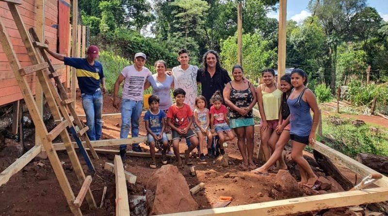 Militantes del Movimiento Evita construyeron una casa a Vanesa Aquino y su familia