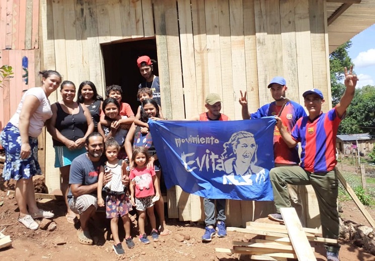 Militantes del Movimiento Evita construyeron una casa a Vanesa Aquino y su familia