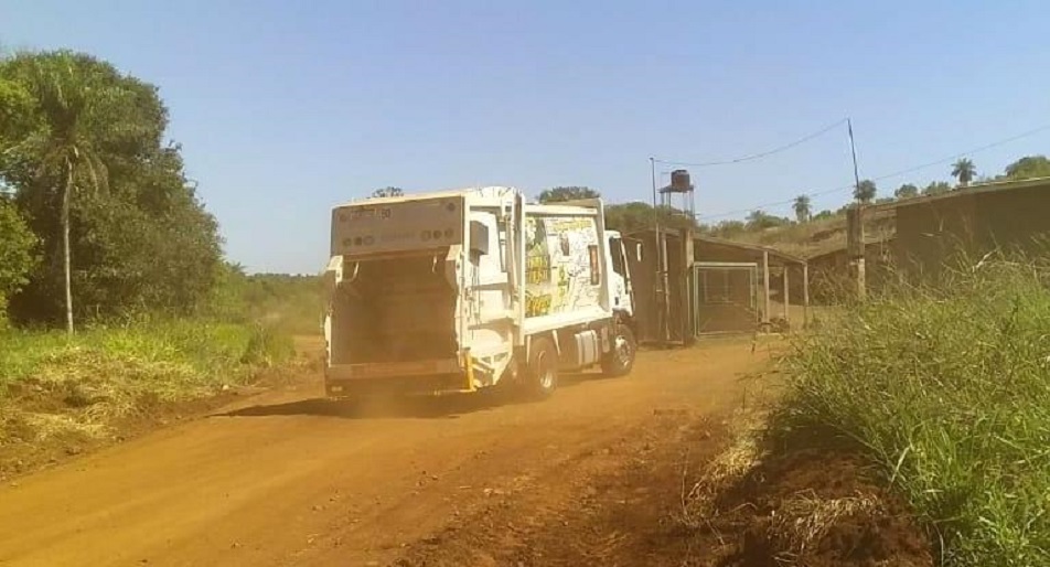 Los camiones recolectores de varios Municipios tiran la basura en el barrio Apepú