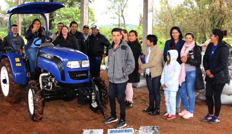 La concejal de Roca, Nidia Pintos junto a sus compañeros y compañeras, felices con el nuevo tractor