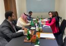 Cecilia Todesca Bocco con el ministro de Comercio del Reino de Arabia Saudita, Majid bin Abdullah Al-Kassabi